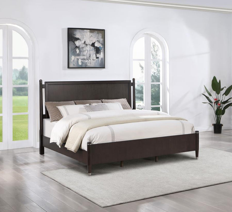 Emberlyn Poster Bed Brown